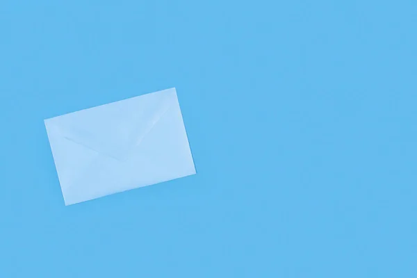 Envelope Azul Claro Fundo Azul Com Espaço Cópia — Fotografia de Stock