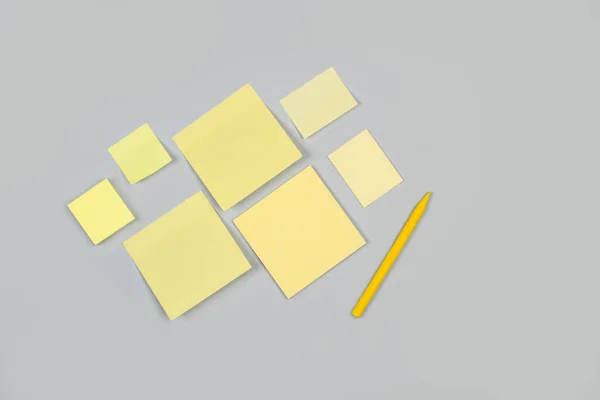 Prázdné Lepicí Poznámky Žlutá Pastelka Šedém Pozadí — Stock fotografie