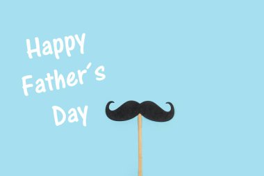 Siyah bıyıklı bir Babalar Günü tebrik kartı.