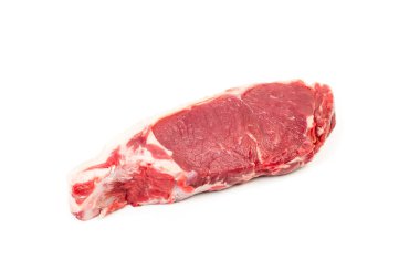 Beyaz arka planda izole edilmiş çiğ bir biftek.
