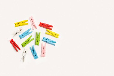 Gri arkaplanda kopyalama alanı olan renkli mandallar