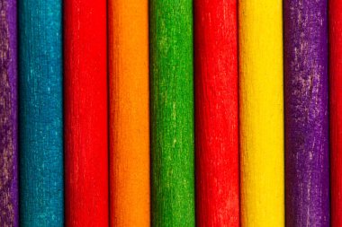 Yakın çekimde uzun renkli ahşap silindirler.