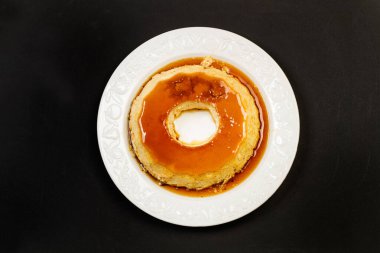 Beyaz seramik tabakta yumurtalı tart.