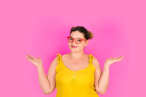 Kurvige Frau Mit Roter Brille Lächelt Auf Rosa Hintergrund — Stockfoto