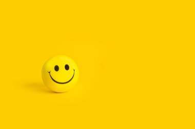 Sarı bir arka planda sarı top gülüşü
