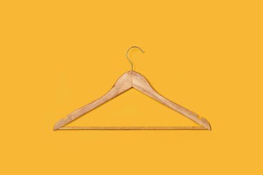 Sarı arka planda bir ahşap askı