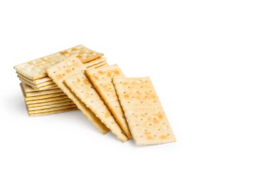 Beyaz arka planda bir yığın bisküvi 