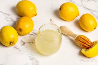 Misket masasında limon ve bir bardak limon suyu.