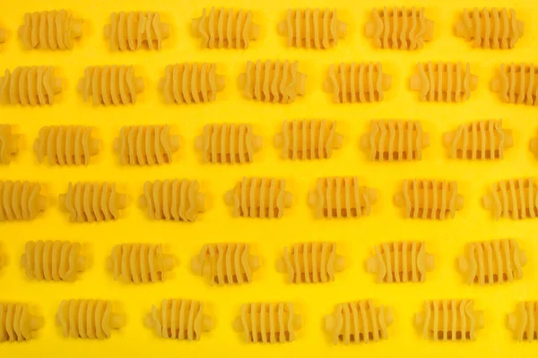 Trockene Radiatori Nudeln Auf Gelbem Hintergrund Einer Draufsicht — Stockfoto
