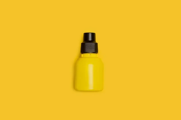 Eine Kleine Gelbe Und Schwarze Plastikflasche Auf Gelbem Hintergrund — Stockfoto