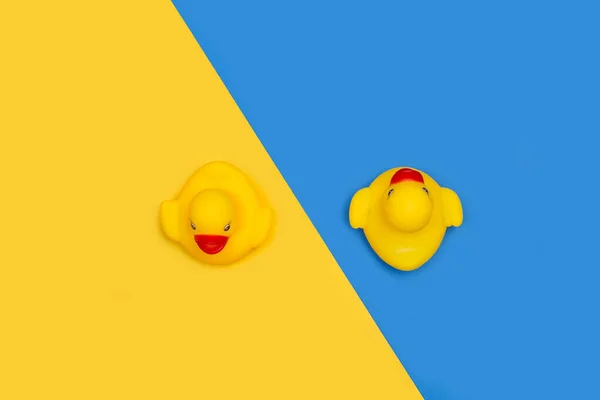 Dwie Żółte Kaczki Zabawki Żółtym Niebieskim Tle — Zdjęcie stockowe