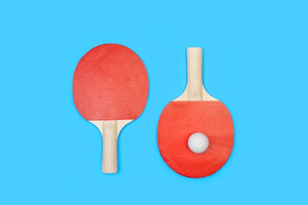 Piros Ping Pong Evezők Egy Fehér Labdát Kék Háttér Másolási — Stock Fotó