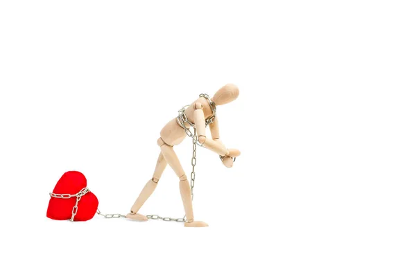 Деревянная Игрушка Манекен Тащит Красное Текстильное Сердце Цепью Белом Фоне — стоковое фото