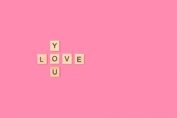 Liebe Die Man Mit Hölzernen Buchstabenblöcken Auf Rosa Hintergrund Schreibt — Stockfoto
