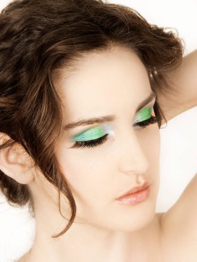 Önplanda esmer bir kadın modelin portresi