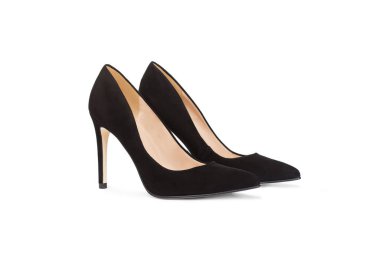 Beyaz arka planda siyah topuklu ayakkabılar.