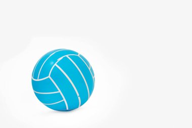 Plastik voleybol topu kopyalama alanı olan beyaz bir arkaplanda izole edildi