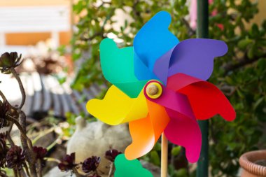 Güneşli bir günde bahçede renkli büyük bir fırıldak.