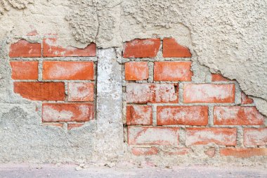 Yakından bakınca beton ve tuğla duvar görünüyor.