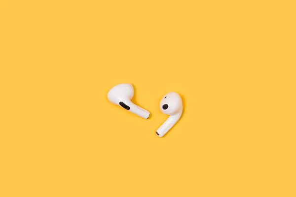 White Wireless Earphones Yellow Background — Stock Photo, Image