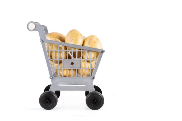 Carrinho Compras Brinquedo Plástico Com Batatas Fundo Branco — Fotografia de Stock