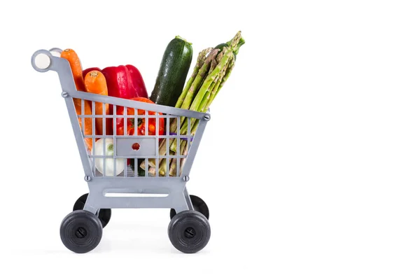 Carrinho Compras Brinquedo Plástico Com Legumes Fundo Branco — Fotografia de Stock