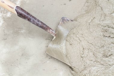 Çimentoda bir kürek Üst manzarada