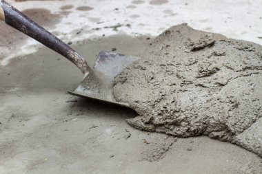 Yakından bakınca çimentoda bir kürek.