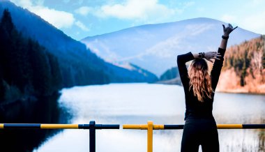 Doğada motivasyon geçmişi olan kadın.