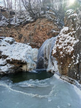 Baharda Donmuş Şelaleler