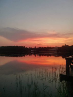 Göldeki renkli günbatımının yansıması