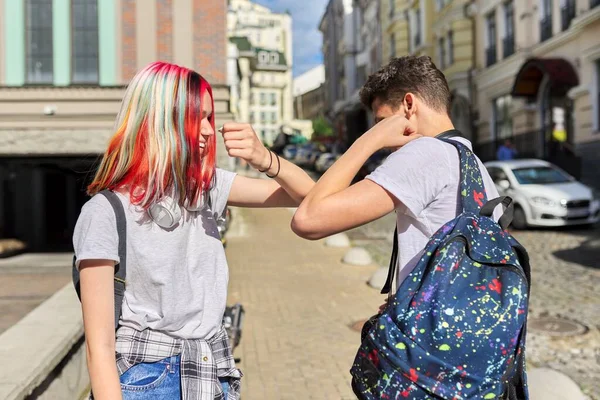 Tinédzserek diákok barátok üdvözlik a könyökét az utcán — Stock Fotó