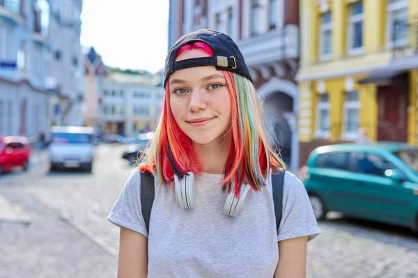 Portrét módní hipster dospívající dívka s barvenými vlasy v černé čepici — Stock fotografie