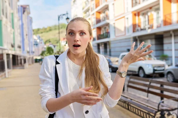 Joven mujer de negocios grabando corriente en la ciudad — Foto de Stock