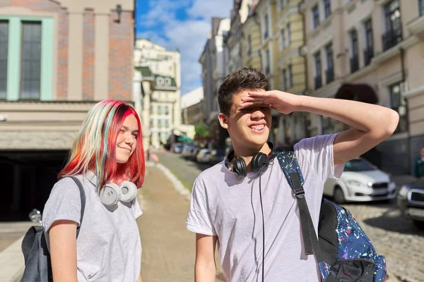Beszélő diákok portréja tinédzserek fiú és lány a városban, akik a távolba néznek — Stock Fotó