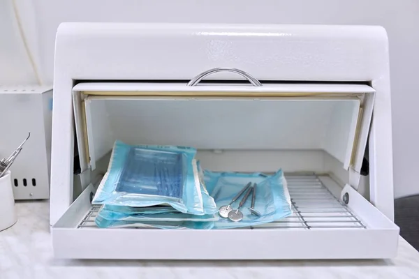 Esterilização de instrumentos odontológicos médicos em autoclave — Fotografia de Stock