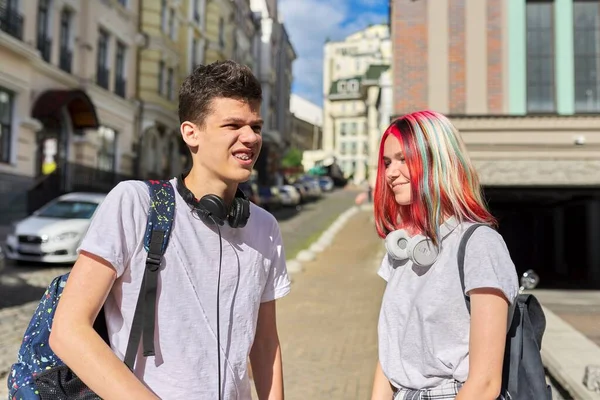Portré beszélő diákok tizenéves fiú és lány 16, 17 éves a városban — Stock Fotó