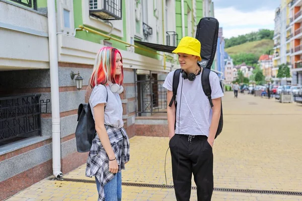 Trendi tini hipszterek fiú és lány séta beszél a város utcáin — Stock Fotó