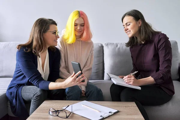 Travailleur social, psychologue lors d'une rencontre avec une femme mûre et sa fille adolescente — Photo