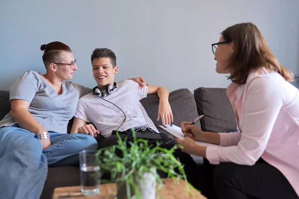 Madre con su hijo adolescente en la reunión con el trabajador social, psicólogo — Foto de Stock