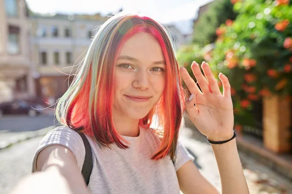 Tonårstjej med trendig frisyr, ung mode konst bloggare skivor ström i staden — Stockfoto