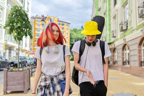 Trendy tiener hipsters jongen en meisje lopen praten op straat — Stockfoto