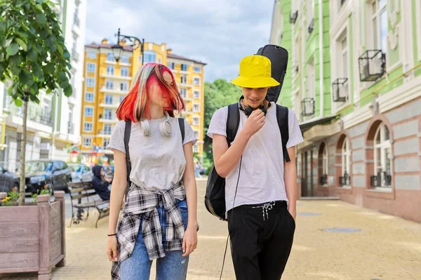 Trendi tini hipszterek fiú és lány séta beszél a város utcáin — Stock Fotó