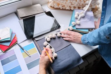 İç tasarım, kumaş örnekleri dijital tablet tasarımcılarının elleri malzeme seçiyor