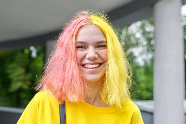 Portrét šťastné rozesmáté dospívající dívky s barvenými vlasy — Stock fotografie