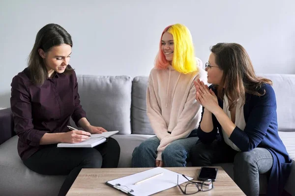 Assistente sociale, psicologo all'incontro con la donna matura e sua figlia adolescente — Foto Stock