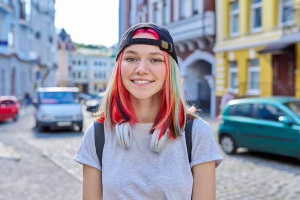 Portrét módní hipster dospívající dívka s barvenými vlasy v černé čepici — Stock fotografie