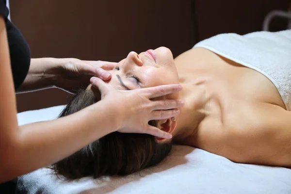 Maduro mulher rosto massagem, esteticista fazendo tratamentos de spa facial — Fotografia de Stock