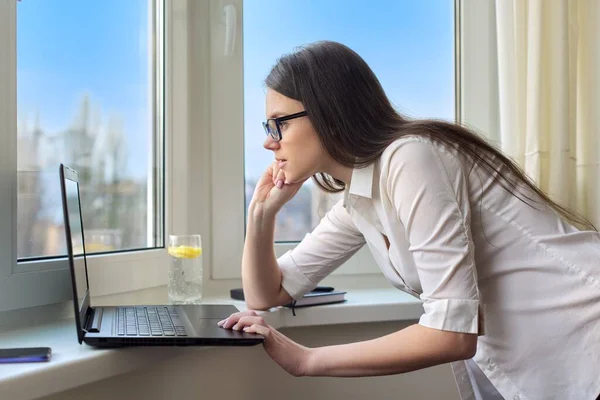 Video chat, joven mujer de negocios embarazada mirando a la pantalla del ordenador portátil, hablando en línea —  Fotos de Stock