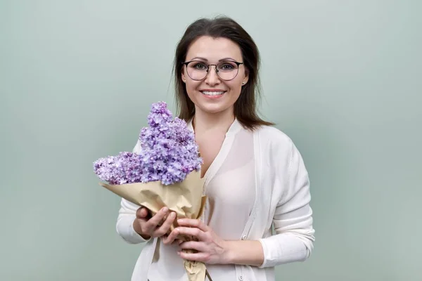 Feliz mujer madura sonriente con ramo de flores —  Fotos de Stock